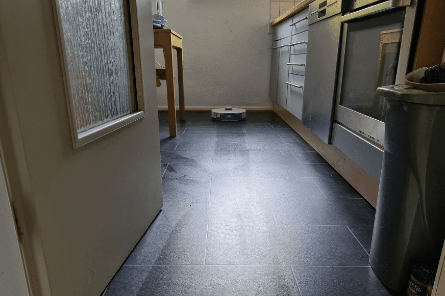 Der Ecovacs Deebot T10 wischt im Test den Boden in der Küche.